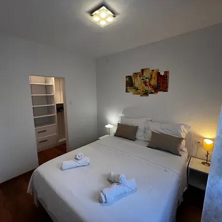 Village شقة لازوفاك