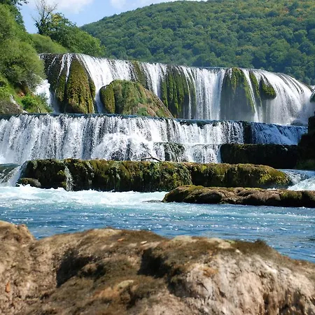 Village لازوفاك