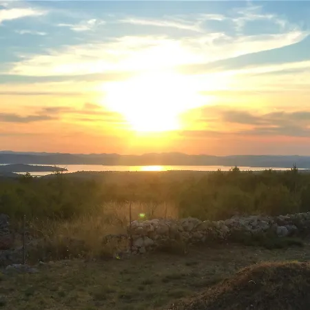 Village شقة لازوفاك