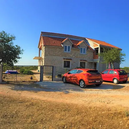Village * Lozovac