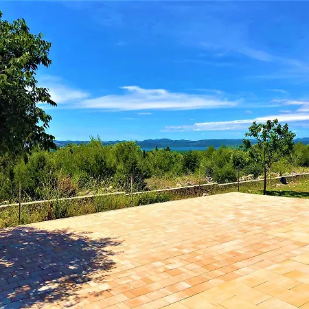 Village لازوفاك