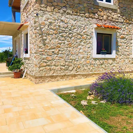 Village لازوفاك