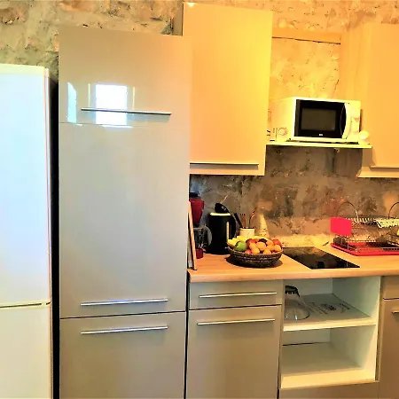 Village لازوفاك